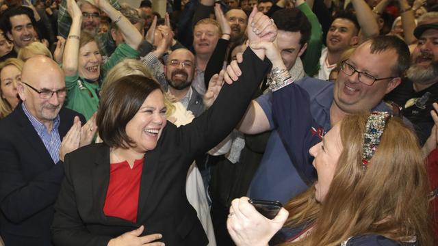 Die Sinn-Fein-Vorsitzende Mary Lou McDonald und ihre Anhänger jubeln. Die Sinn-Fein-Vorsitzende Mary Lou McDonald und ihre Anhänger jubeln.