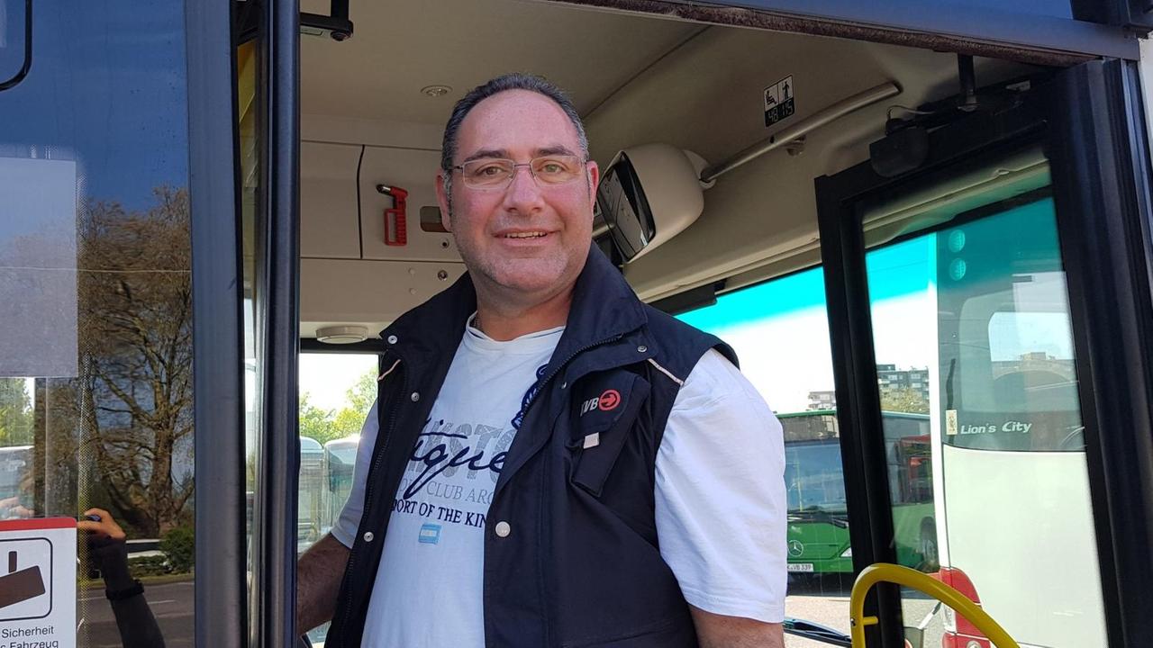 Thorsten Kleefisch lehnt an der Tür eines KVB-Busses Thorsten Kleefisch lehnt an der Tür eines KVB-Busses