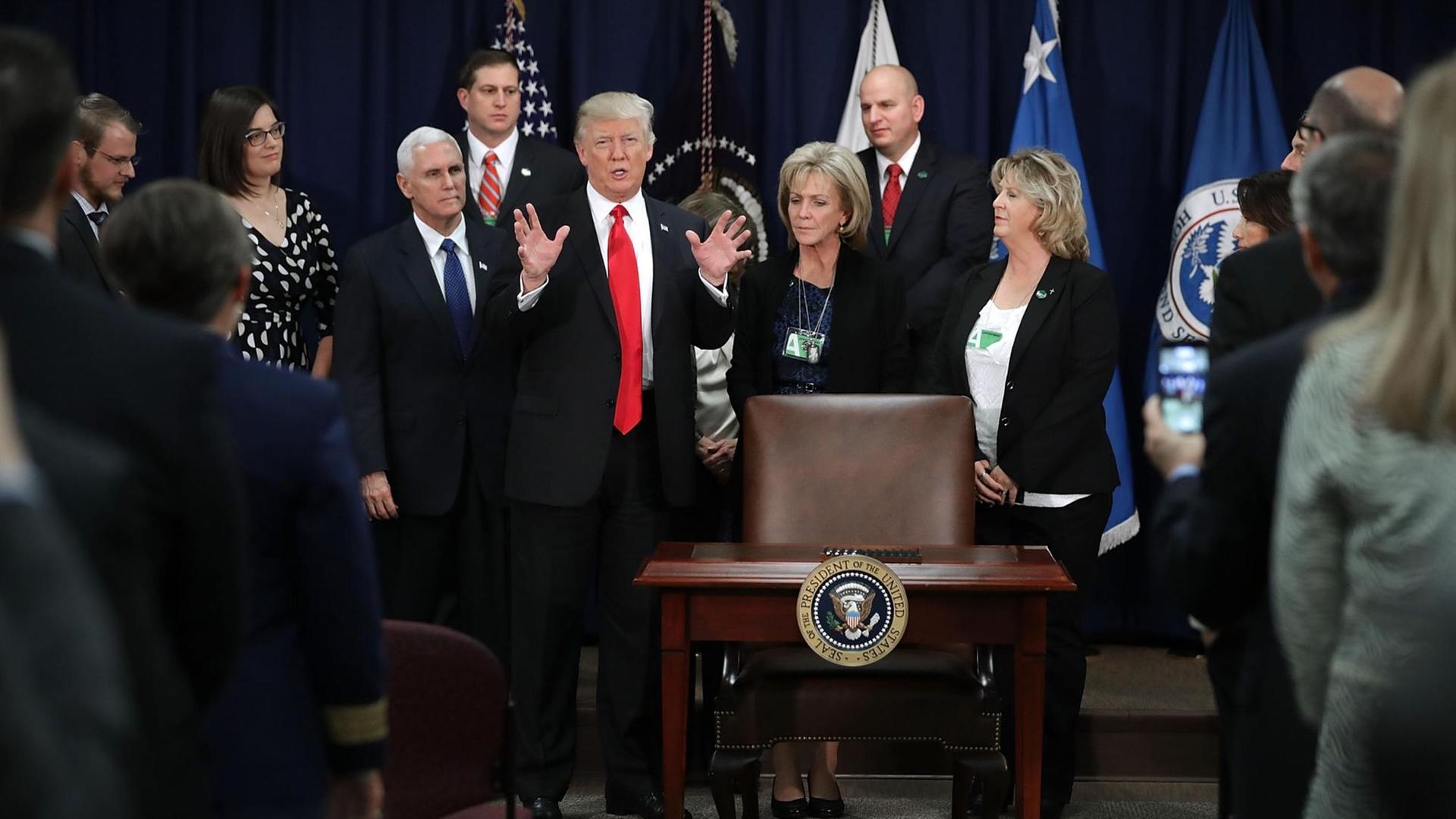 US-Präsident Trump erläutert kurz vor der Anordnung an das Heimatschutzministerium seine Pläne zum Bau einer Mauer an der Grenze zu Mexiko. US-Präsident Trump erläutert kurz vor der Anordnung an das Heimatschutzministerium seine Pläne zum Bau einer Mauer an der Grenze zu Mexiko.