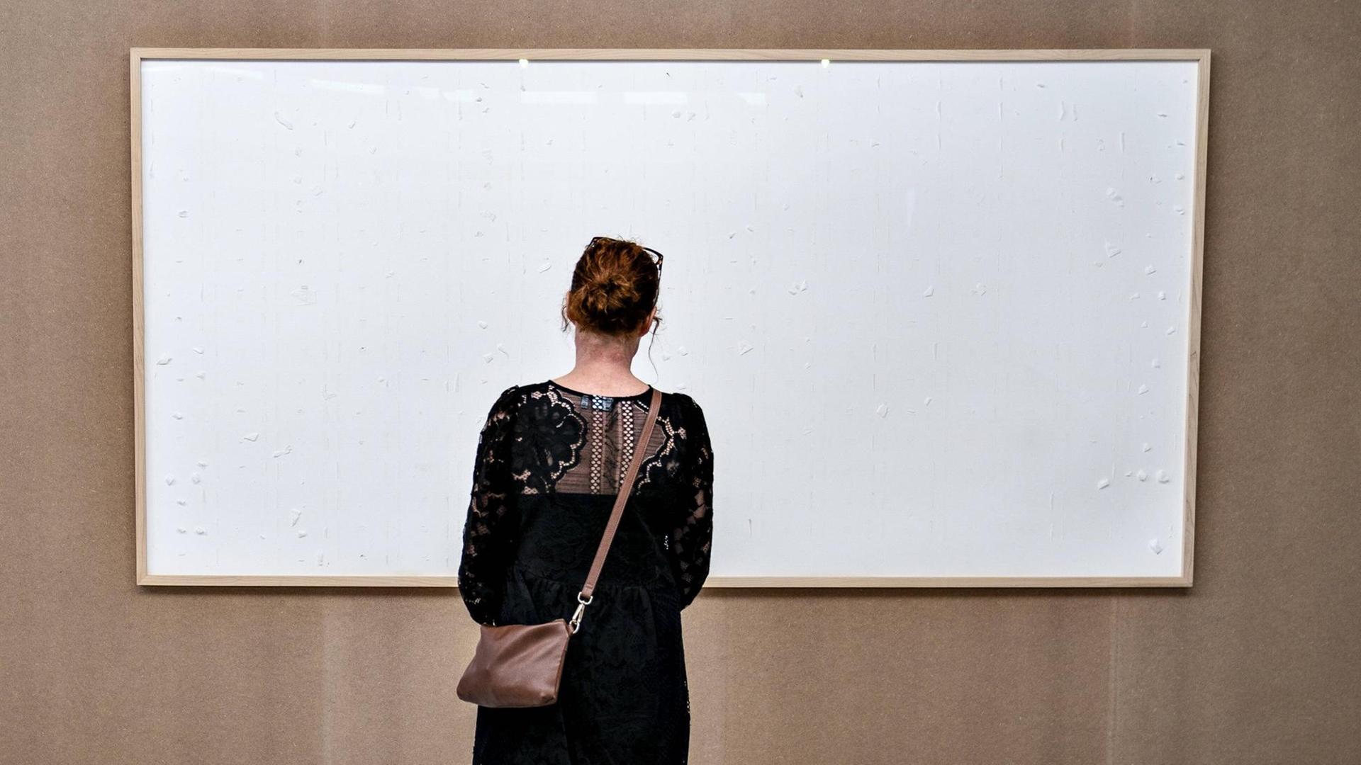 Ein leerer Bilderrahmen: Das Kunstwerk "Take the money and run" von Jens Haaning. Ein leerer Bilderrahmen: Das Kunstwerk "Take the money and run" von Jens Haaning.