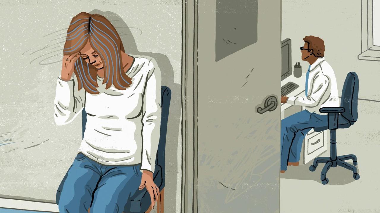 Eine Frau sitz vor einem Zimmer in dem ein Arzt am Computer arbeitet. Sie fasst sich an den Kopf, als mache sie sich Sorgen. (Illustration) Eine Frau sitz vor einem Zimmer in dem ein Arzt am Computer arbeitet. Sie fasst sich an den Kopf, als mache sie sich Sorgen. (Illustration)