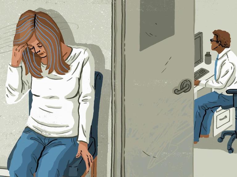 Eine Frau sitz vor einem Zimmer in dem ein Arzt am Computer arbeitet. Sie fasst sich an den Kopf, als mache sie sich Sorgen. (Illustration)