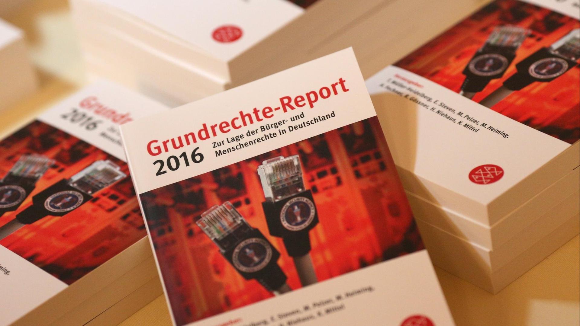 Exemplare des Grundrechte-Reports 2016 der Humanistischen Union liegen in Karlsruhe auf einem Tisch. Der Report beschäftigt sich mit dem Umgang mit Bürger- und Menschenrechten in Deutschland im Jahr 2015. Exemplare des Grundrechte-Reports 2016 der Humanistischen Union liegen in Karlsruhe auf einem Tisch. Der Report beschäftigt sich mit dem Umgang mit Bürger- und Menschenrechten in Deutschland im Jahr 2015.