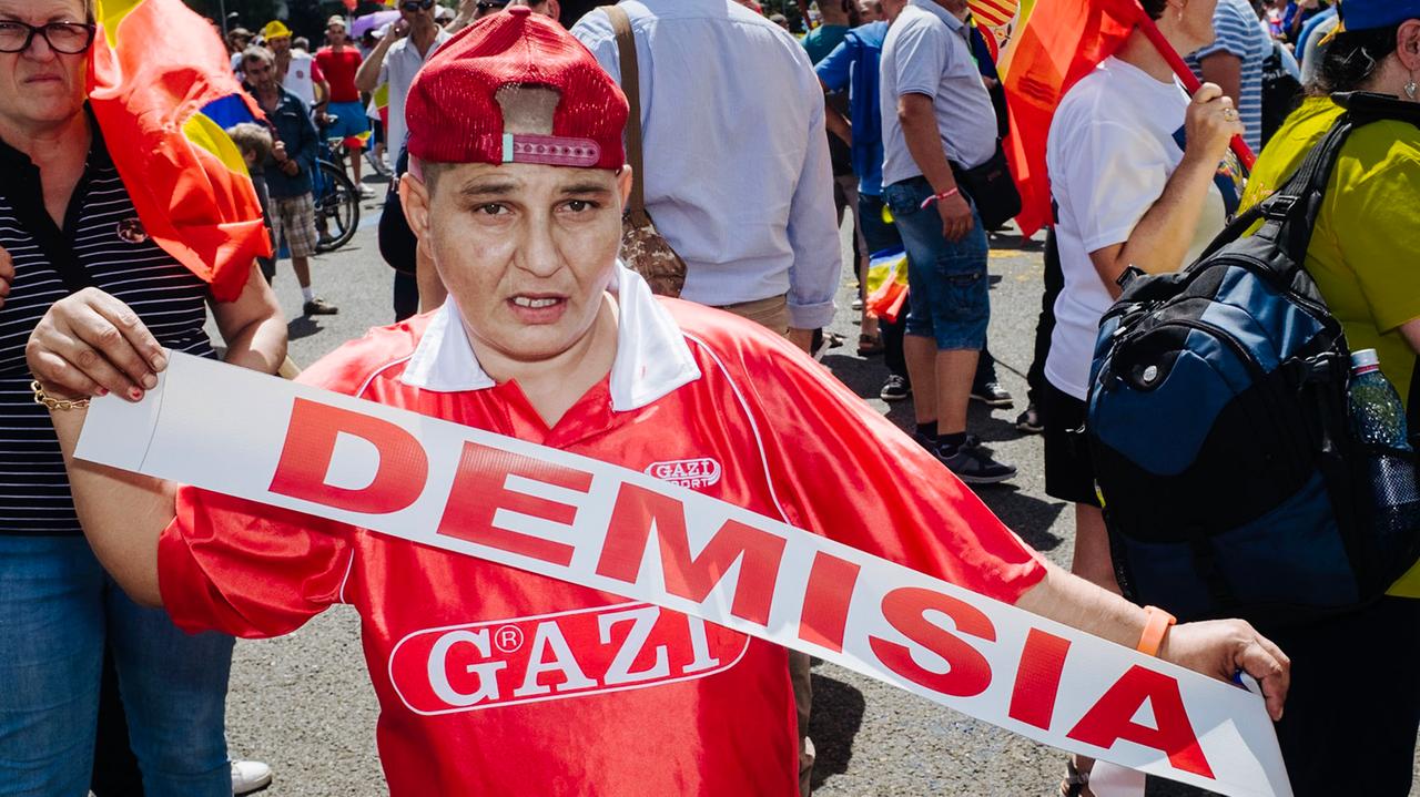 Dieser Mann fordert "Demisia", was auf Deutsch "Rücktritt" heißt und sich auf die aktuelle sozialdemokratische Regierung bezieht, deren Mitglieder als korruptionsfreundlich gelten. Dieser Mann fordert "Demisia", was auf Deutsch "Rücktritt" heißt und sich auf die aktuelle sozialdemokratische Regierung bezieht, deren Mitglieder als korruptionsfreundlich gelten.