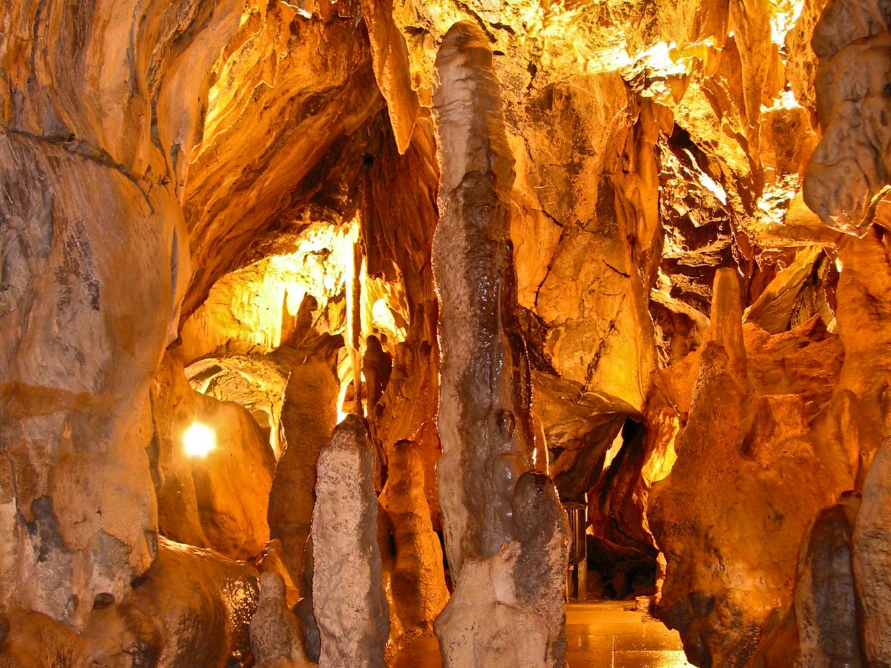 Blick in die Bielsteinhöhle im Sauerland Blick in die Bielsteinhöhle im Sauerland