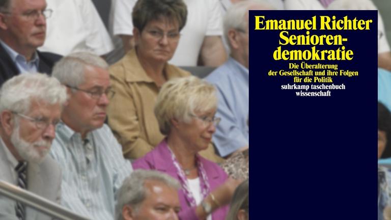 Buchcover; im Hintergrund: Senioren verfolgen als Besucher im Deutschen Bundestag eine Debatte. Buchcover; im Hintergrund: Senioren verfolgen als Besucher im Deutschen Bundestag eine Debatte.
