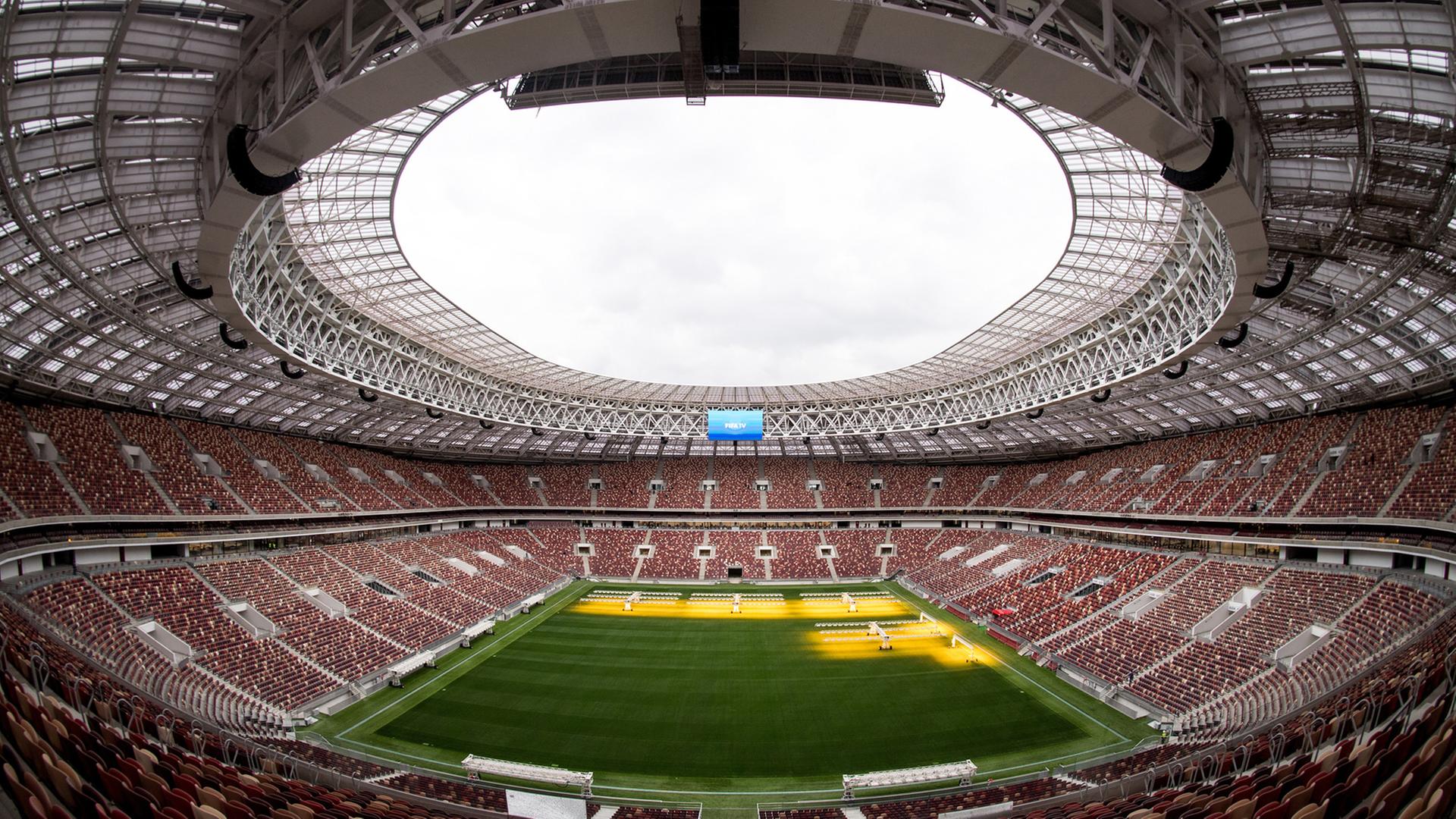Der Innenraum des Olympiastadion Luschniki in Moskau. Die Stadt ist einer der Spielorte für die FIFA Fußball-Weltmeisterschaft 2018 in Russland. Der Innenraum des Olympiastadion Luschniki in Moskau. Die Stadt ist einer der Spielorte für die FIFA Fußball-Weltmeisterschaft 2018 in Russland.