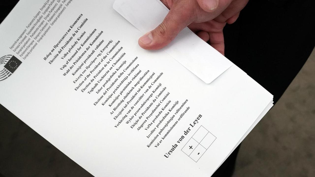 Ein Mann hält vor der Wahl einen Stimmzettel im Plenarsaal. Ein Mann hält vor der Wahl einen Stimmzettel im Plenarsaal.