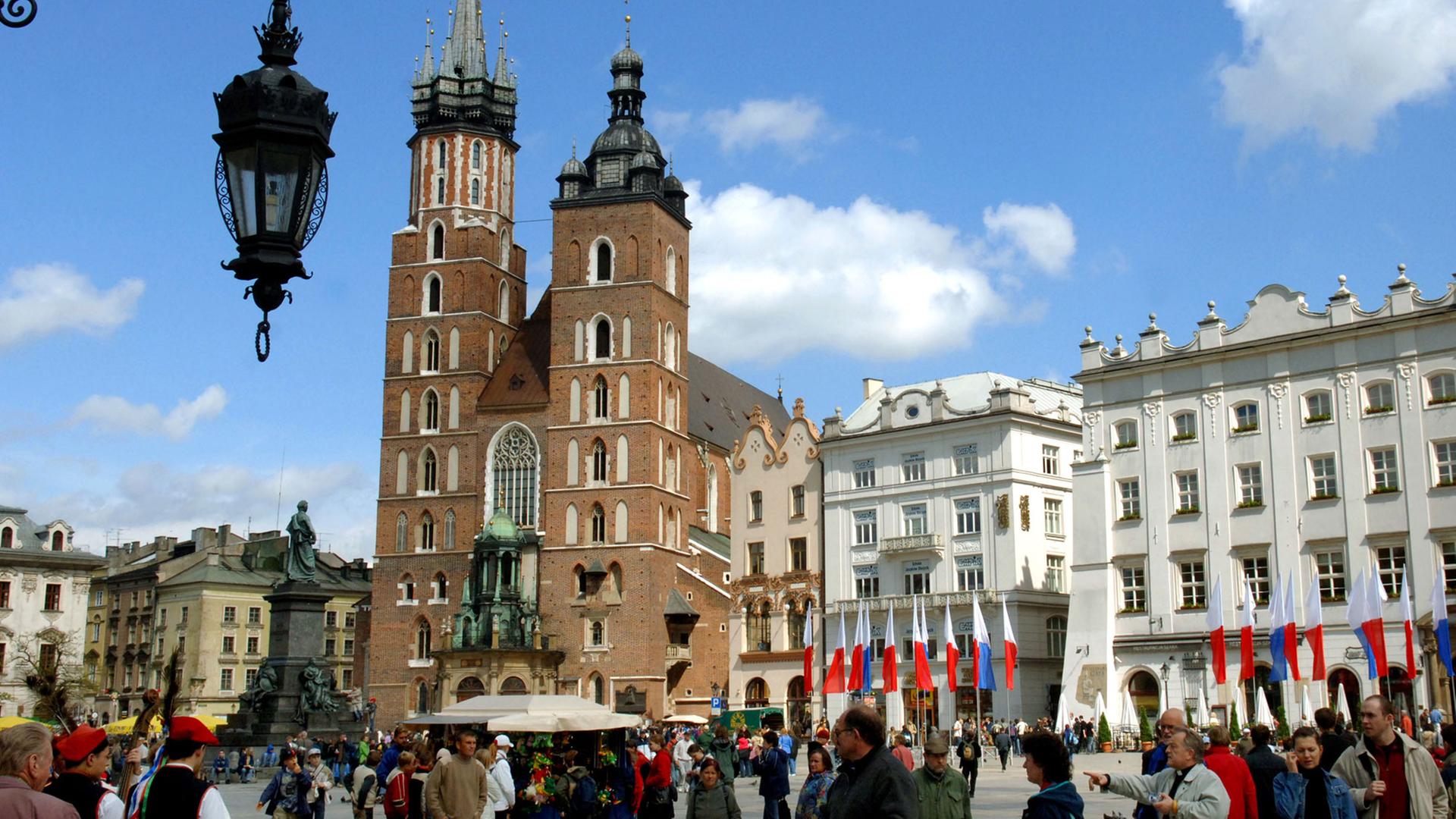 Blick über den Marktplatz (Rynek) in der Altstadt von Krakow auf die Marienkirche. Blick über den Marktplatz (Rynek) in der Altstadt von Krakow auf die Marienkirche.