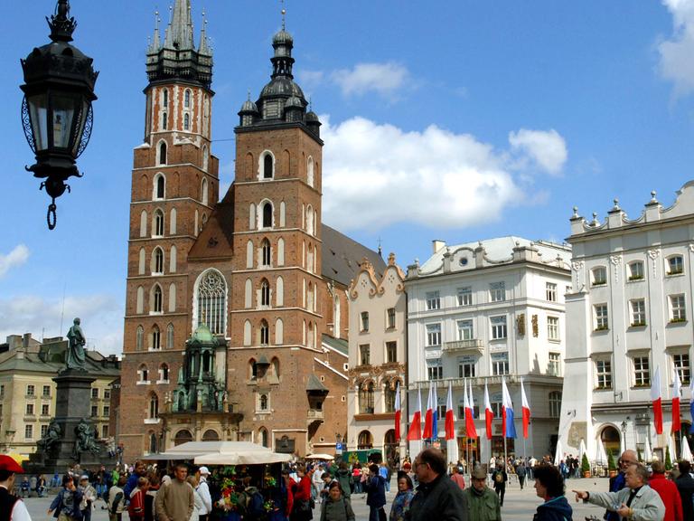 Blick über den Marktplatz (Rynek) in der Altstadt von Krakow auf die Marienkirche.