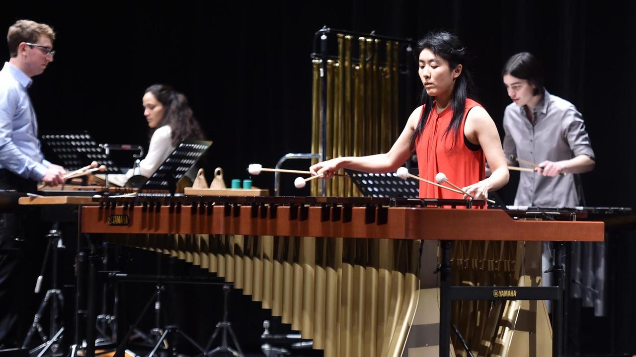 Etliche Schlagwerker-Studierende an großen Instrumenten wie Vibraphon und Marimbaphon. Etliche Schlagwerker-Studierende an großen Instrumenten wie Vibraphon und Marimbaphon.