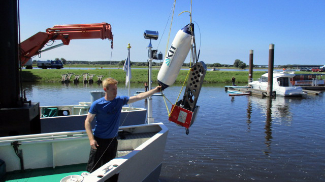 Nicolas Börsig lässt den Biofisch ins Elbwasser. Nicolas Börsig lässt den Biofisch ins Elbwasser.