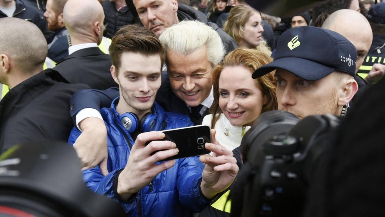 Der niederländische Rechtspopulist Geert Wilders mit Anhängern.