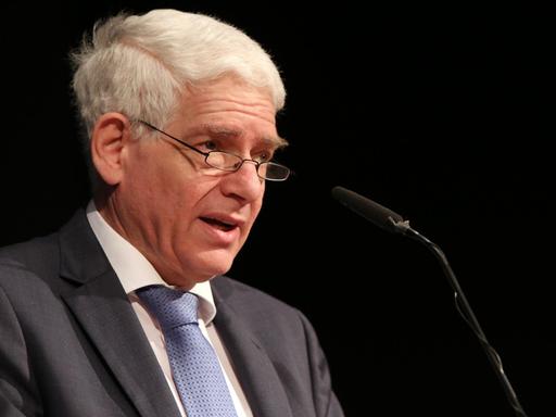 Der Präsident des Zentralrats der Juden in Deutschland, Josef Schuster, spricht am 8.11.2015 auf der 12. Synode der Evangelischen Kirche in Deutschland in Bremen. Schuster hat die Evangelische Kirche in Deutschland (EKD) zu einem klaren Abrücken von der Judenfeindlichkeit des Reformators Martin Luther aufgerufen. Foto: Markus Hibbeler/dpa | Verwendung weltweit