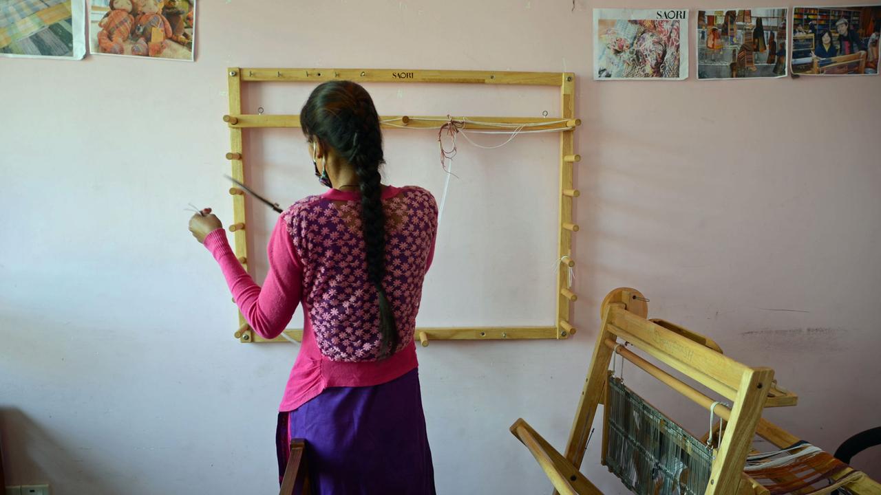 Sabina Khadga* in der Webstube von Shakti Samuha Sabina Khadga* in der Webstube von Shakti Samuha