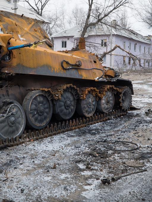 Ein prorussischer Rebell neben einem zerstörten Panzerfahrzeug in der Stadt Vuglegirsk, Region Donetzk.