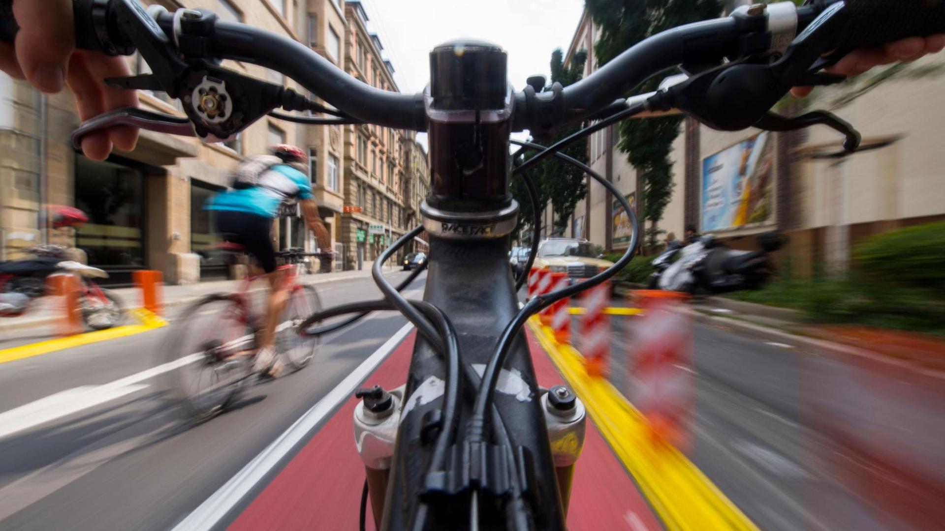 Stuttgart: Ein Fahrrad fährt in der Innenstadt auf einem Radweg. Stuttgart: Ein Fahrrad fährt in der Innenstadt auf einem Radweg.