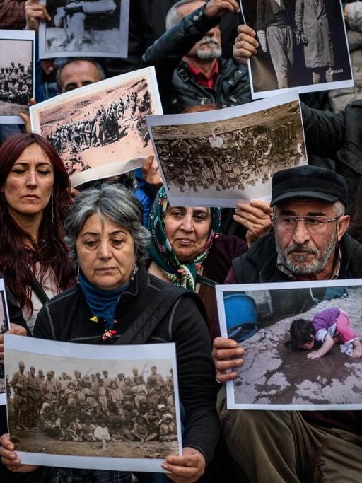 Demonstranten halten Fotos von Opfern des Massakers von Dersim 1937/38 in die Höhe
