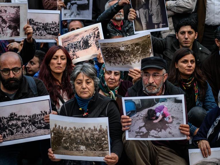Demonstranten halten Fotos von Opfern des Massakers von Dersim 1937/38 in die Höhe