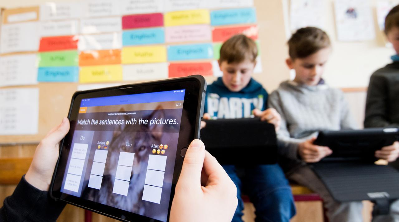 Schüler einer 5. Klasse lernen mit einem iPad im Englischunterricht an einer Oberschule in der Region Hannover. Schüler einer 5. Klasse lernen mit einem iPad im Englischunterricht an einer Oberschule in der Region Hannover.