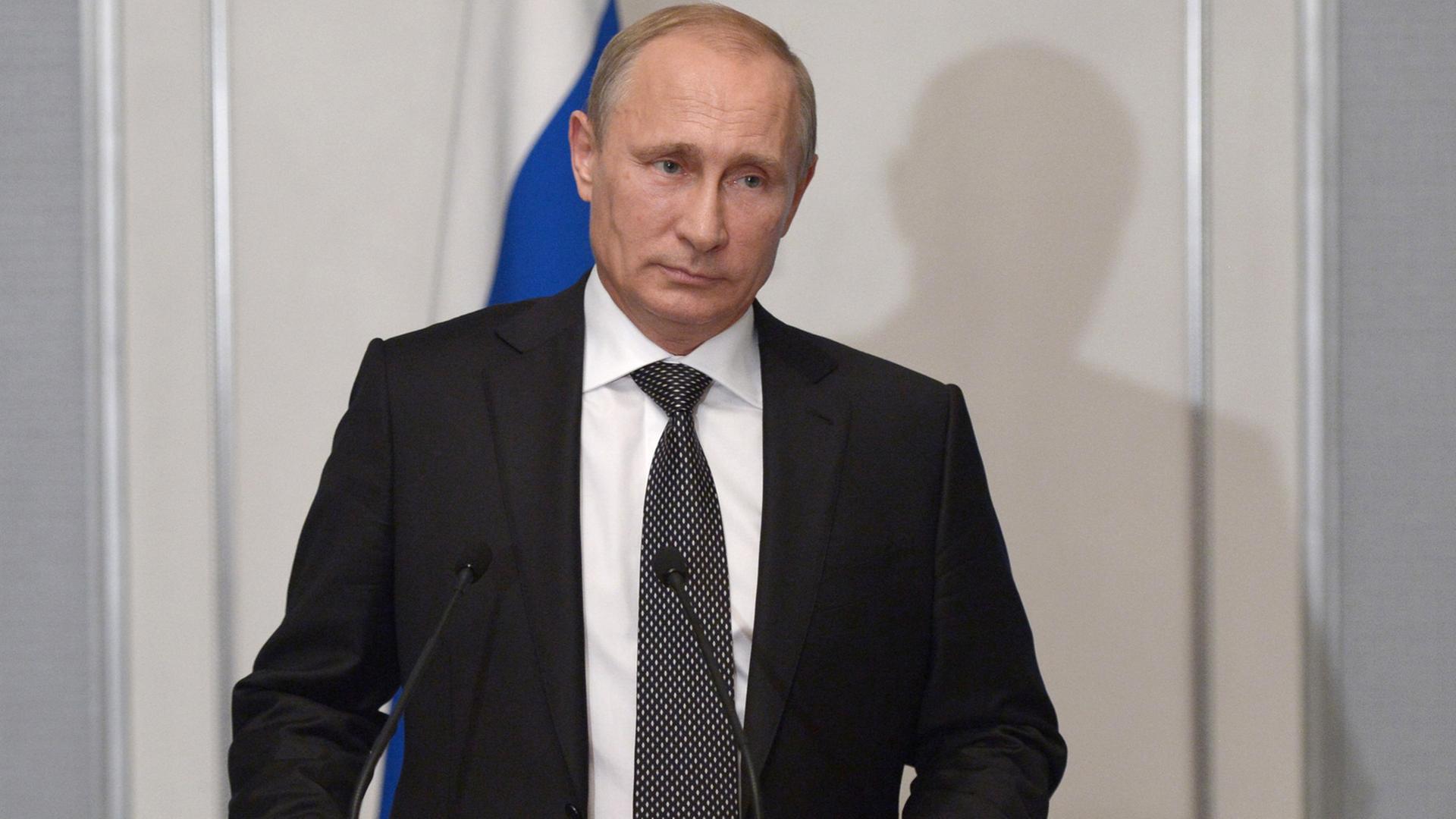 Wladimir Putin am 03.09.2014 während einer Pressekonferenz in Ulan-Bator. Wladimir Putin am 03.09.2014 während einer Pressekonferenz in Ulan-Bator.