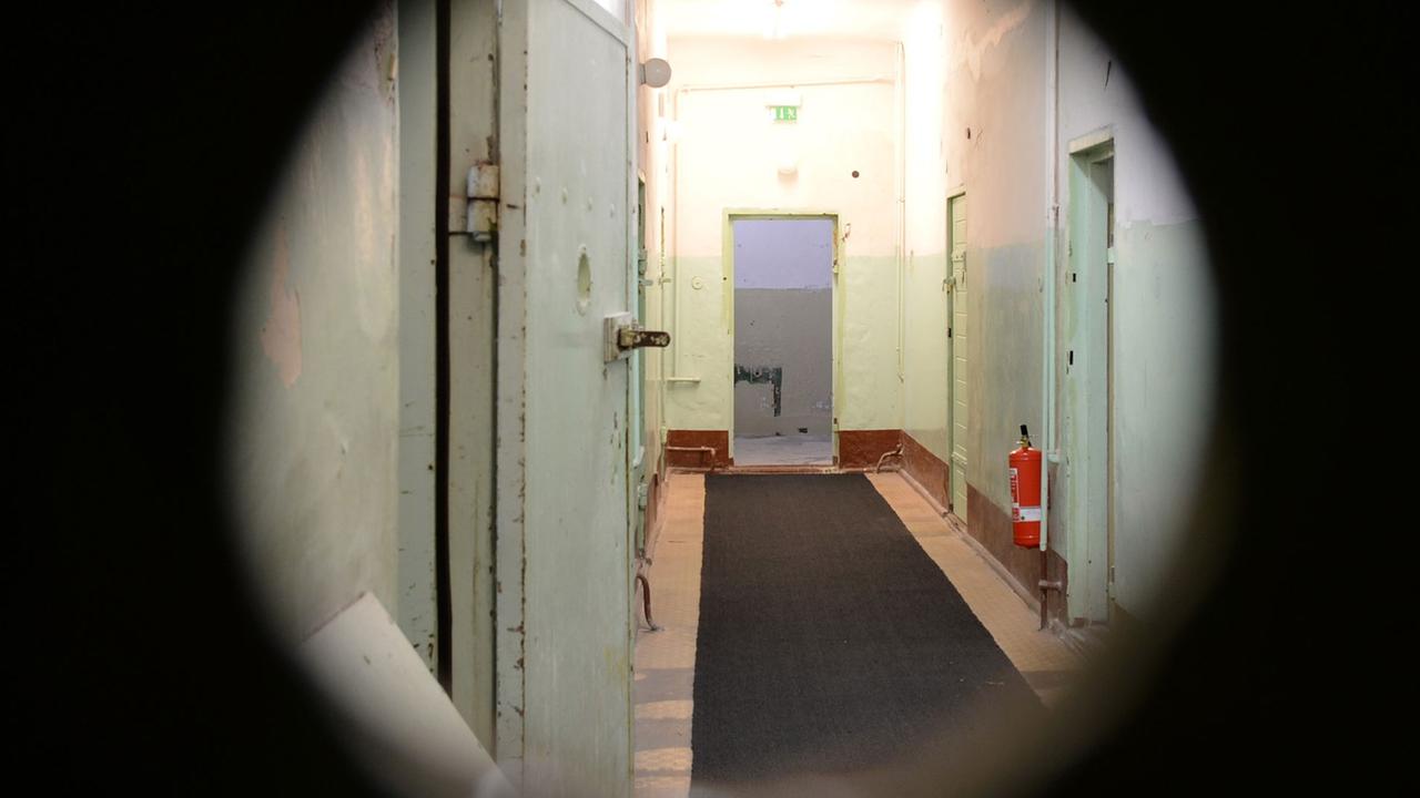Ein Zellentrakt des früheren KGB-Gefängnisses in der heutigen Gedenkstätte Leistikowstraße in Potsdam (Brandenburg), aufgenommen am 25.03.2014. Fünf Jahre nach Eröffnung unterstützt die Gedenk- und Begegnungsstätte Leistikowstraße Potsdam immer mehr Menschen bei Klärung des Schicksals von Angehörigen. Ein Zellentrakt des früheren KGB-Gefängnisses in der heutigen Gedenkstätte Leistikowstraße in Potsdam (Brandenburg), aufgenommen am 25.03.2014. Fünf Jahre nach Eröffnung unterstützt die Gedenk- und Begegnungsstätte Leistikowstraße Potsdam immer mehr Menschen bei Klärung des Schicksals von Angehörigen.