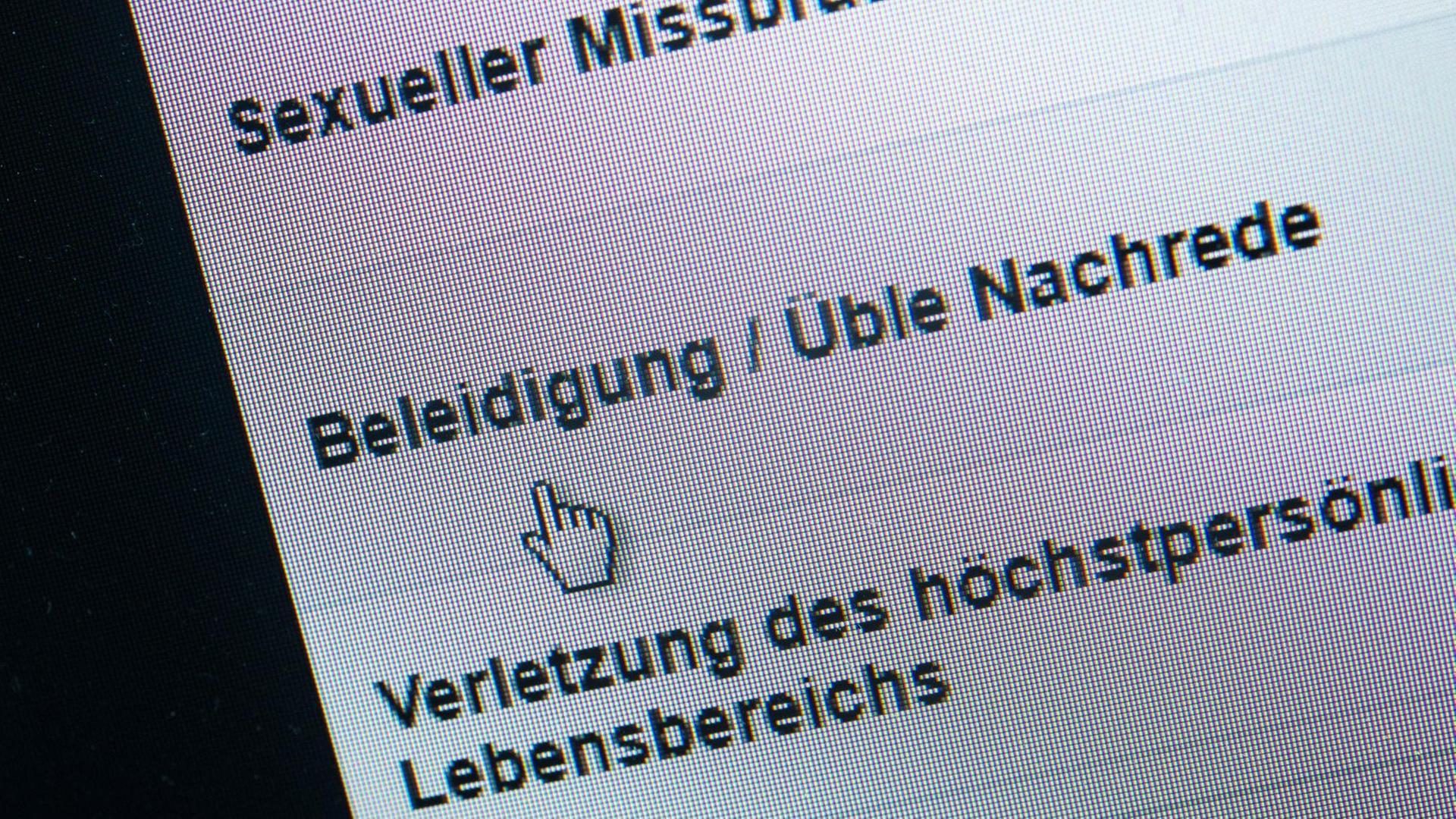 Auf einem Computerbildschirm bewegt sich der Cursor durch ein Facebook-Menü zum Melden von problematischen Kommentaren. Der Cursor befindet sich auf dem Menüpunkt "Beleidigung / Üble Nachrede". Auf einem Computerbildschirm bewegt sich der Cursor durch ein Facebook-Menü zum Melden von problematischen Kommentaren. Der Cursor befindet sich auf dem Menüpunkt "Beleidigung / Üble Nachrede".