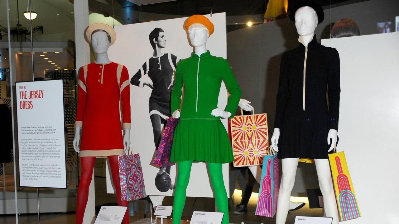 Exponate in der Ausstellung "Mary Quant" im Victoria & albert Museum in London. Exponate in der Ausstellung "Mary Quant" im Victoria & albert Museum in London.