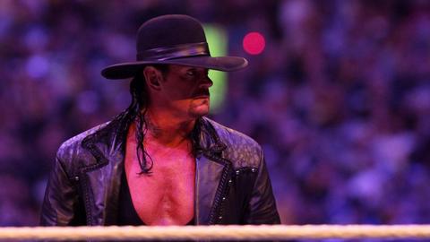 "Totengräber", Undertaker" nennt sich der Wrestlingkämpfer Mark William Calaway. Hier sieht man in am 3.4.2011 bei einem Kampf der Wrestlemania gegen Triple H..