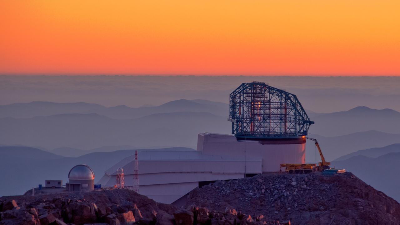 Die Baustelle des LSST in Chile bei Sonnenuntergang Die Baustelle des LSST in Chile bei Sonnenuntergang