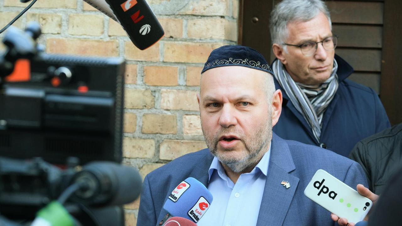 Der Gemeindevorsteher Max Privorozki in Halle. Der Gemeindevorsteher Max Privorozki in Halle.