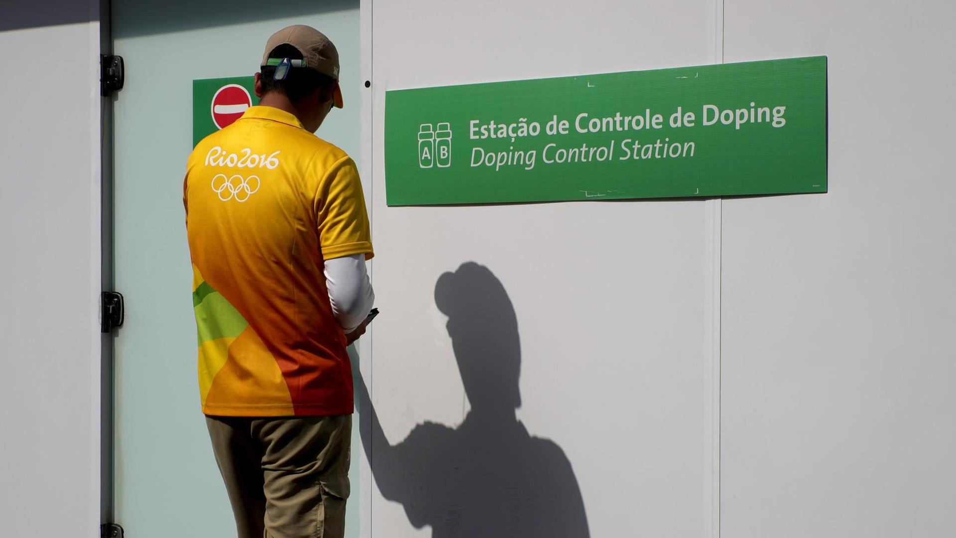 Ein Mann öffnet die Tür einer Doping-Kontrollstation bei den Olympischen Spielen in Rio 2016