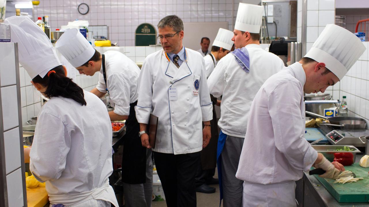 Ein Jurymitglied beobachtet Kochlehrlinge bei den Landesmeisterschaften der gastgewerblichen Berufe 2012 in Wismar.