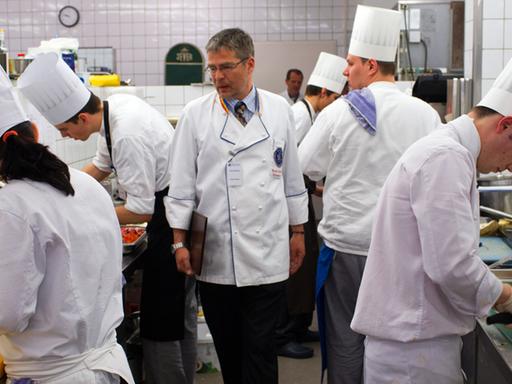 Ein Jurymitglied beobachtet Kochlehrlinge bei den Landesmeisterschaften der gastgewerblichen Berufe 2012 in Wismar.