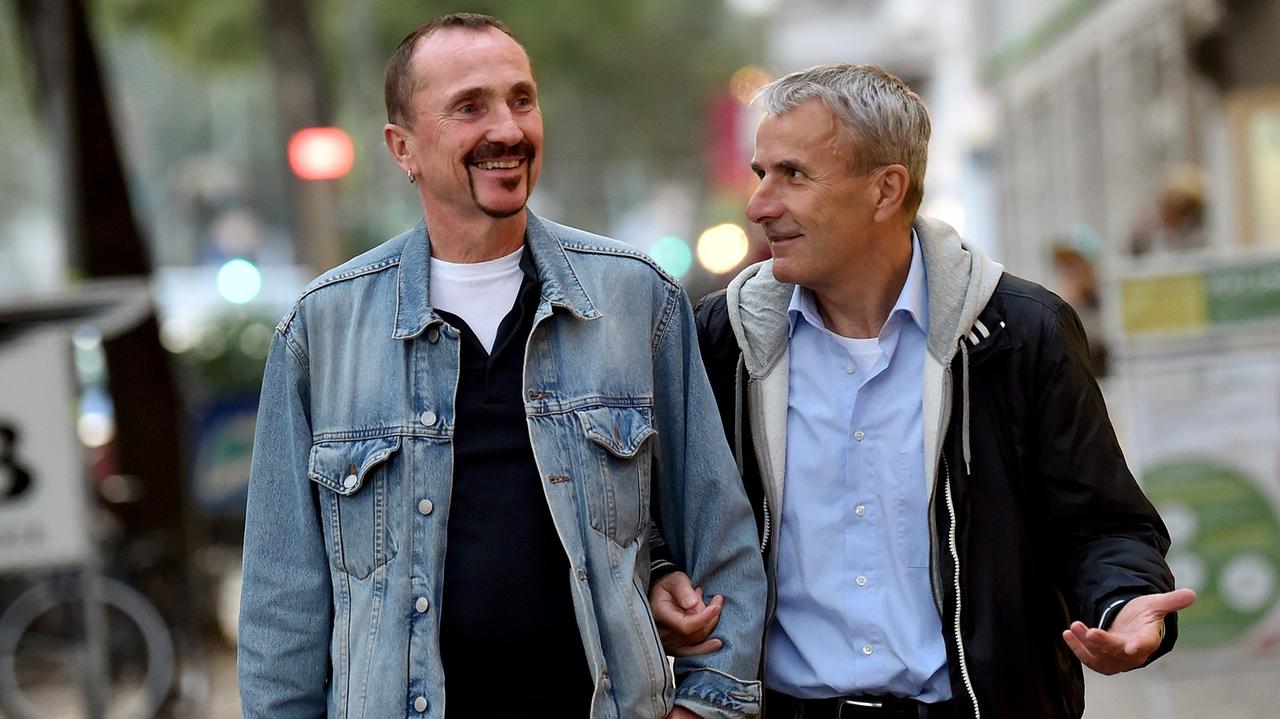 Karl Kreile (links) und Bodo Mende gehen am 27.09.2017 in Berlin durch die Motzstraße. Das Paar ist seit 1979 zusammen. Karl Kreile (links) und Bodo Mende gehen am 27.09.2017 in Berlin durch die Motzstraße. Das Paar ist seit 1979 zusammen.