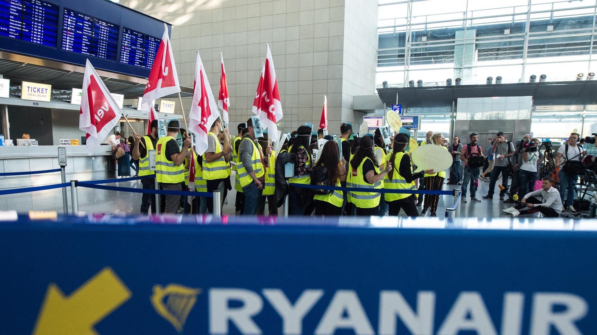dpatopbilder - Mitarbeitern der Fluglinie Ryanair haben sich zu einem 24 Stunden dauernden Warnstreiks vor dem Check-in Schalter der irischen Fluggesellschaft versammelt haben. Die Gewerkschaften Cockpit und Verdi hatten zu dem Warnstreik aufgerufen. Foto: Silas Stein/dpa | Verwendung weltweit dpatopbilder - Mitarbeitern der Fluglinie Ryanair haben sich zu einem 24 Stunden dauernden Warnstreiks vor dem Check-in Schalter der irischen Fluggesellschaft versammelt haben. Die Gewerkschaften Cockpit und Verdi hatten zu dem Warnstreik aufgerufen. Foto: Silas Stein/dpa | Verwendung weltweit