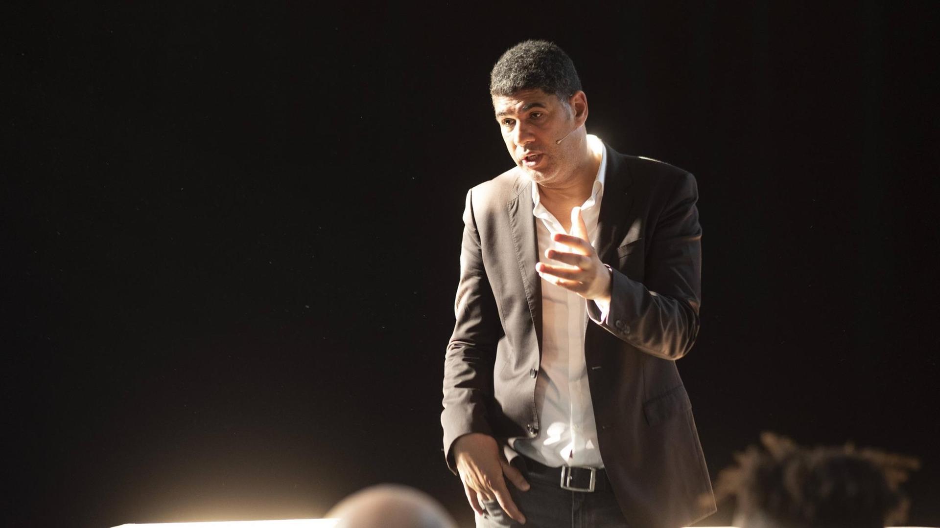 Rachid Benzine beim "Theater im Gefägnis" in Belgien. Rachid Benzine beim "Theater im Gefägnis" in Belgien.