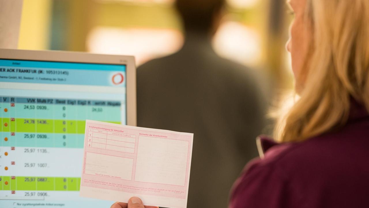Apothekerin steht mit einem Rezept vor einem Computerbildschirm, Symbolbild Lieferengpässe von Medikamenten
Apothekerin steht mit einem Rezept vor einem Computerbildschirm, Symbolbild Lieferengpässe von Medikamenten
