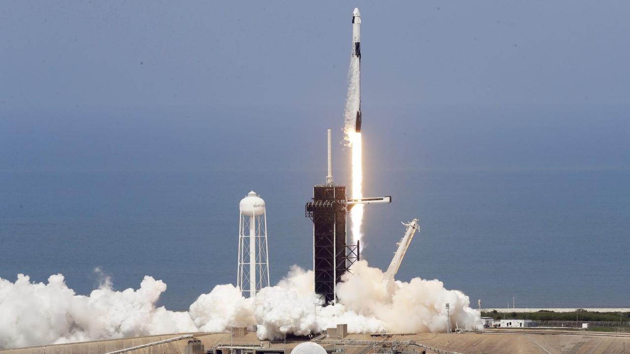 Eine SpaceX-Rakete startet. Eine SpaceX-Rakete startet.