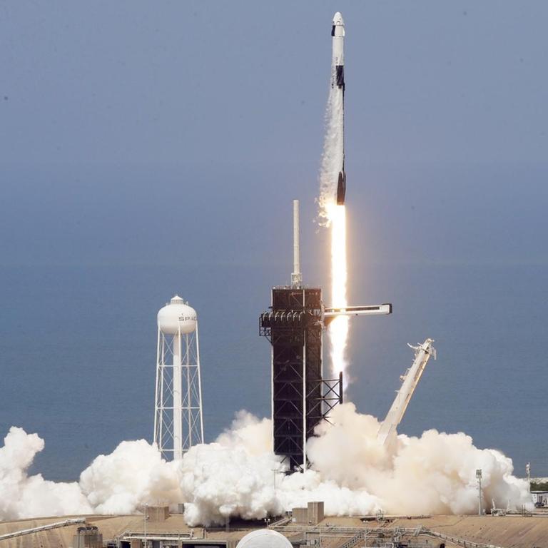 Eine SpaceX-"Falcon 9"-Rakete hebt von der Startrampe 39-A im Kennedy Space Center ab.