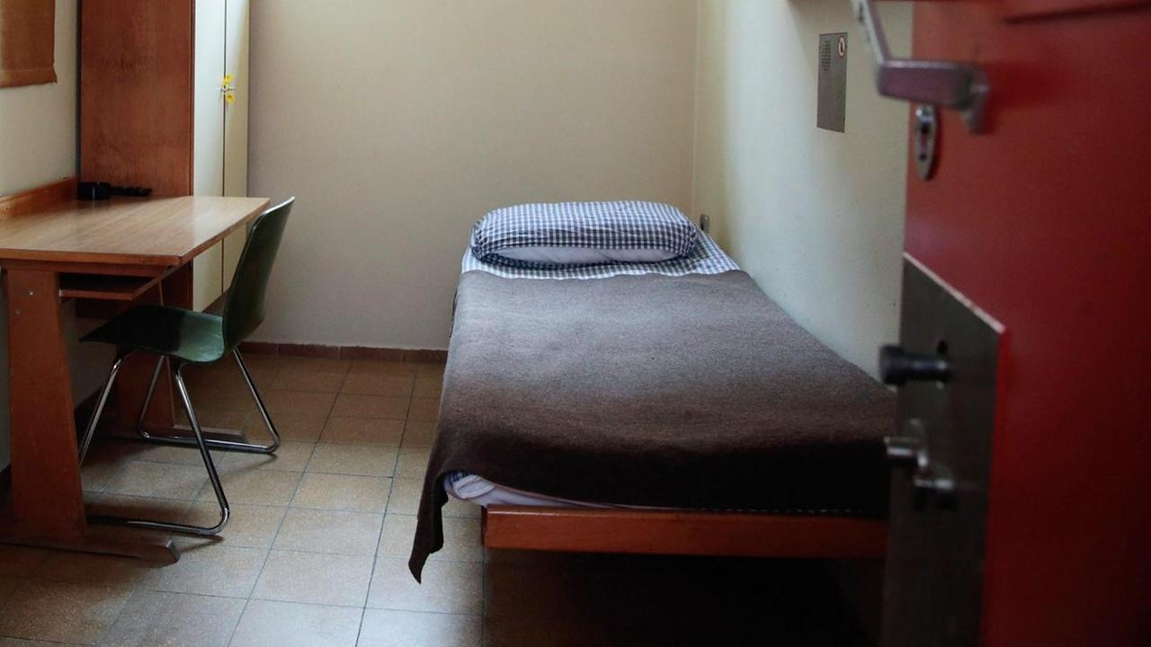 Eine Gefängniszelle in Deutschland: mit Bett, Tisch, Stuhl, Schrank und Waschbecken. Eine Gefängniszelle in Deutschland: mit Bett, Tisch, Stuhl, Schrank und Waschbecken.