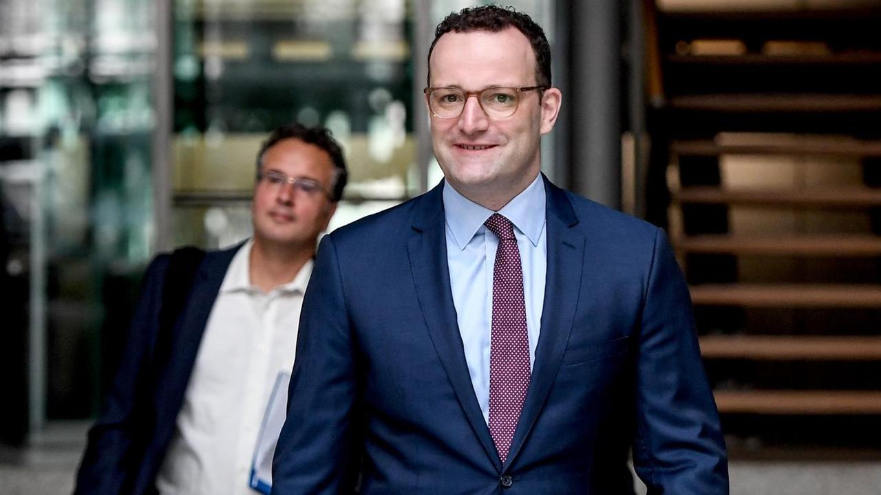 Gesundheitsminister Spahn gemeinsam mit Experten auf dem Weg zur Pressekonferenz Gesundheitsminister Spahn gemeinsam mit Experten auf dem Weg zur Pressekonferenz
