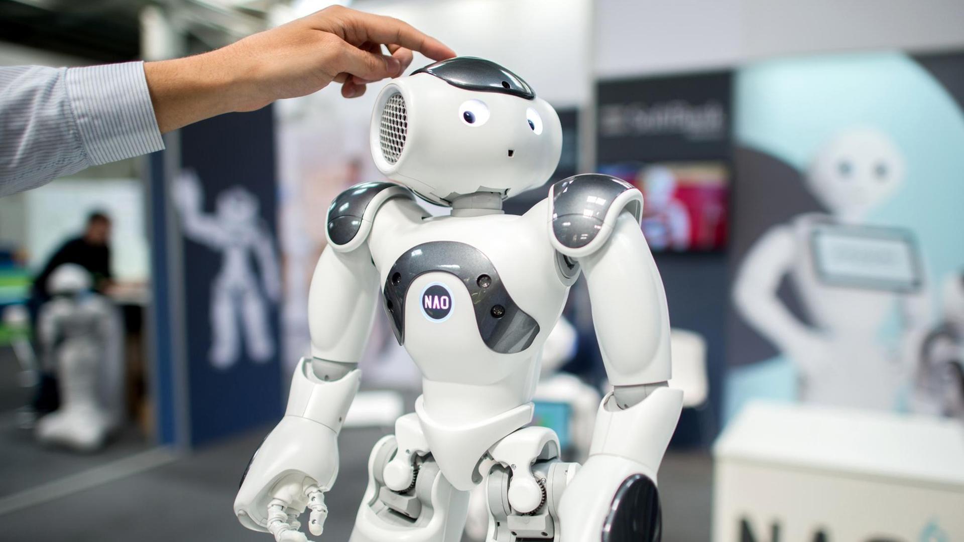 Ein Roboter auf der Cebit. Ein Roboter auf der Cebit.