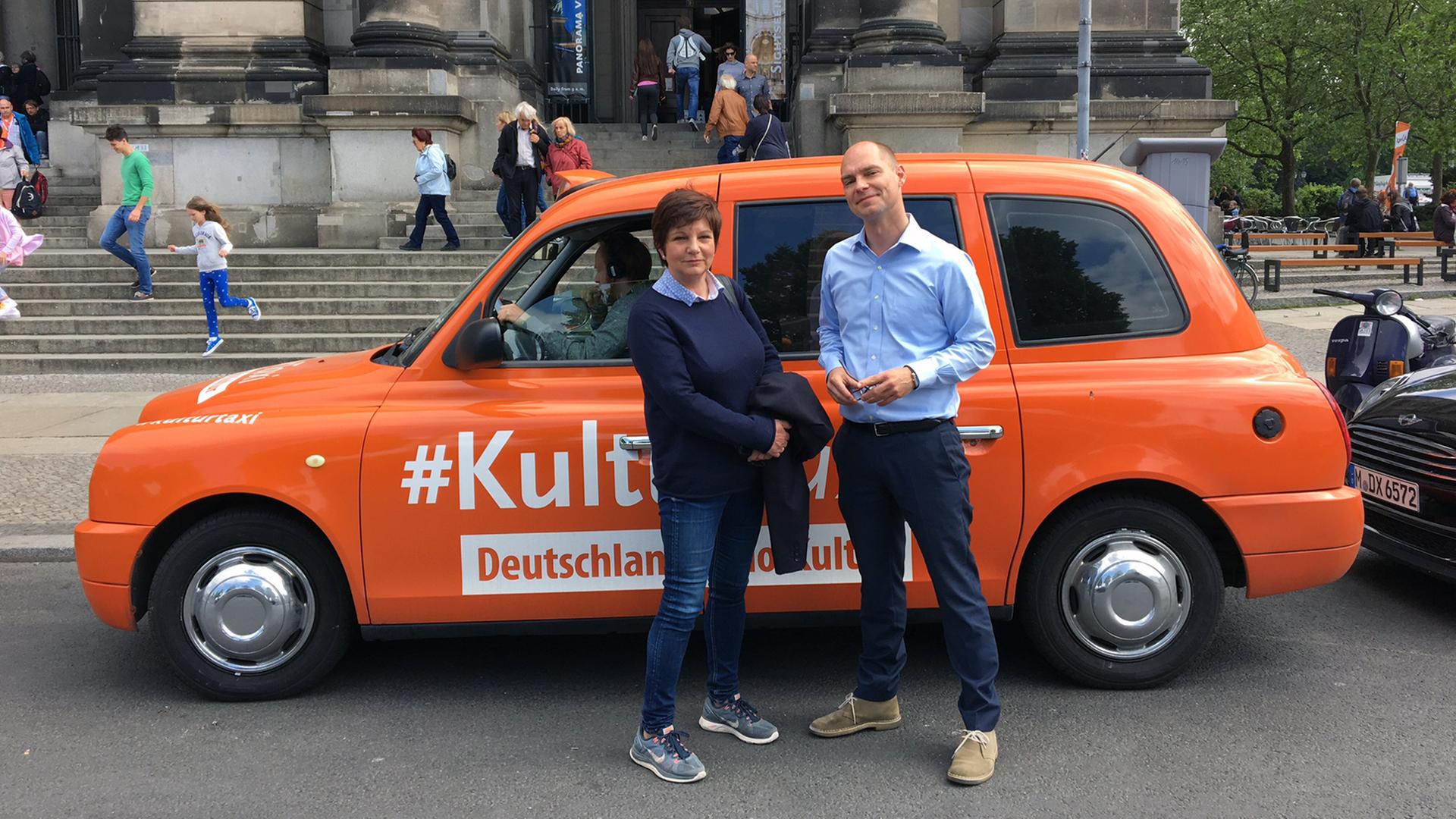 Die Wirtschaftsjournalistin Ursula Weidenfeld mit Moderator Korninian Frenzel vor dem Kulturtaxi von Deutschlandfunk Kultur Die Wirtschaftsjournalistin Ursula Weidenfeld mit Moderator Korninian Frenzel vor dem Kulturtaxi von Deutschlandfunk Kultur