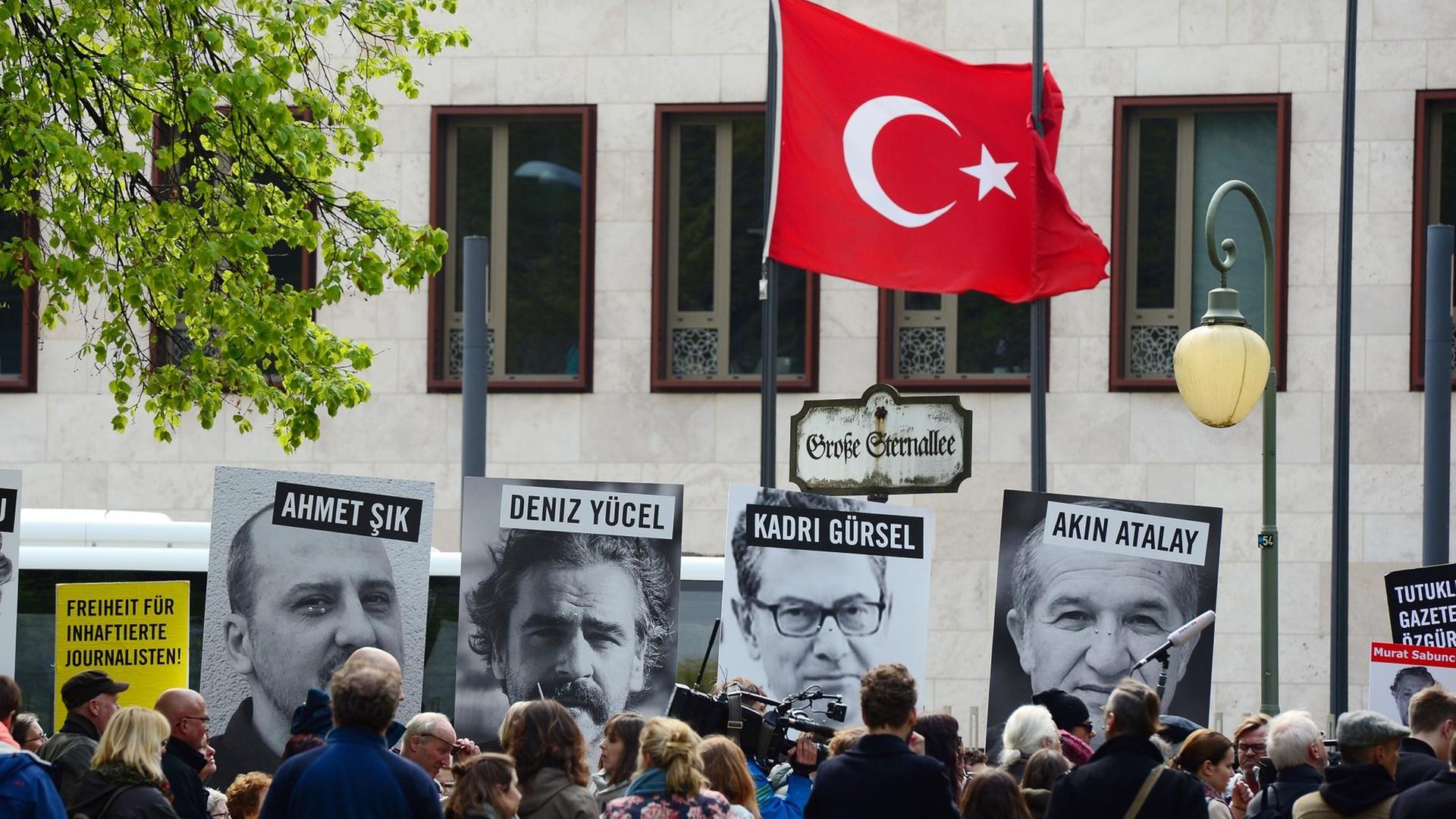Demonstranten protestieren vor der Botschaft der Türkei in Berlin für Pressefreiheit.