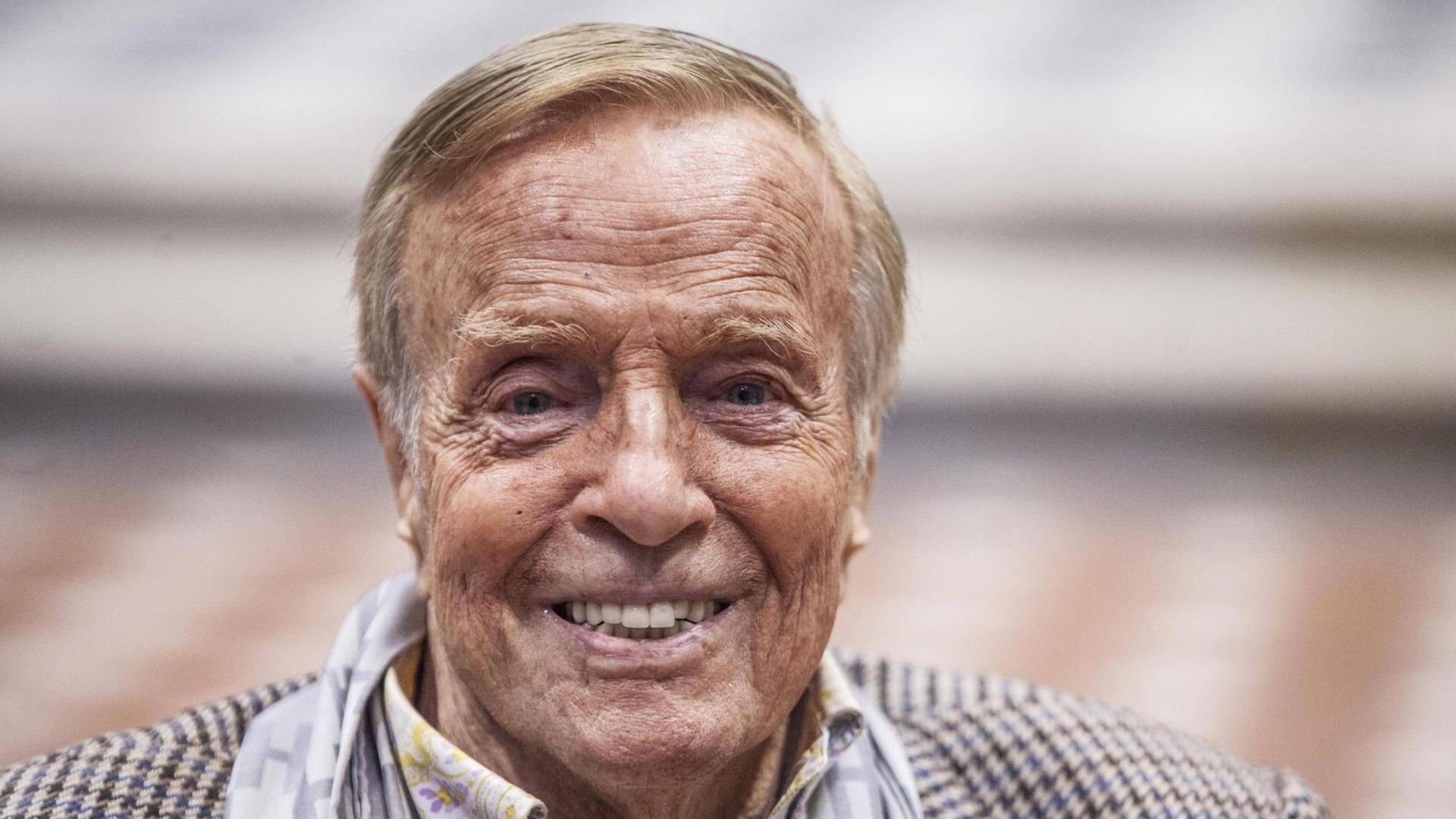 Regisseur Franco Zeffirelli blickt lächelnd in Richtung des Betrachters. Regisseur Franco Zeffirelli blickt lächelnd in Richtung des Betrachters.