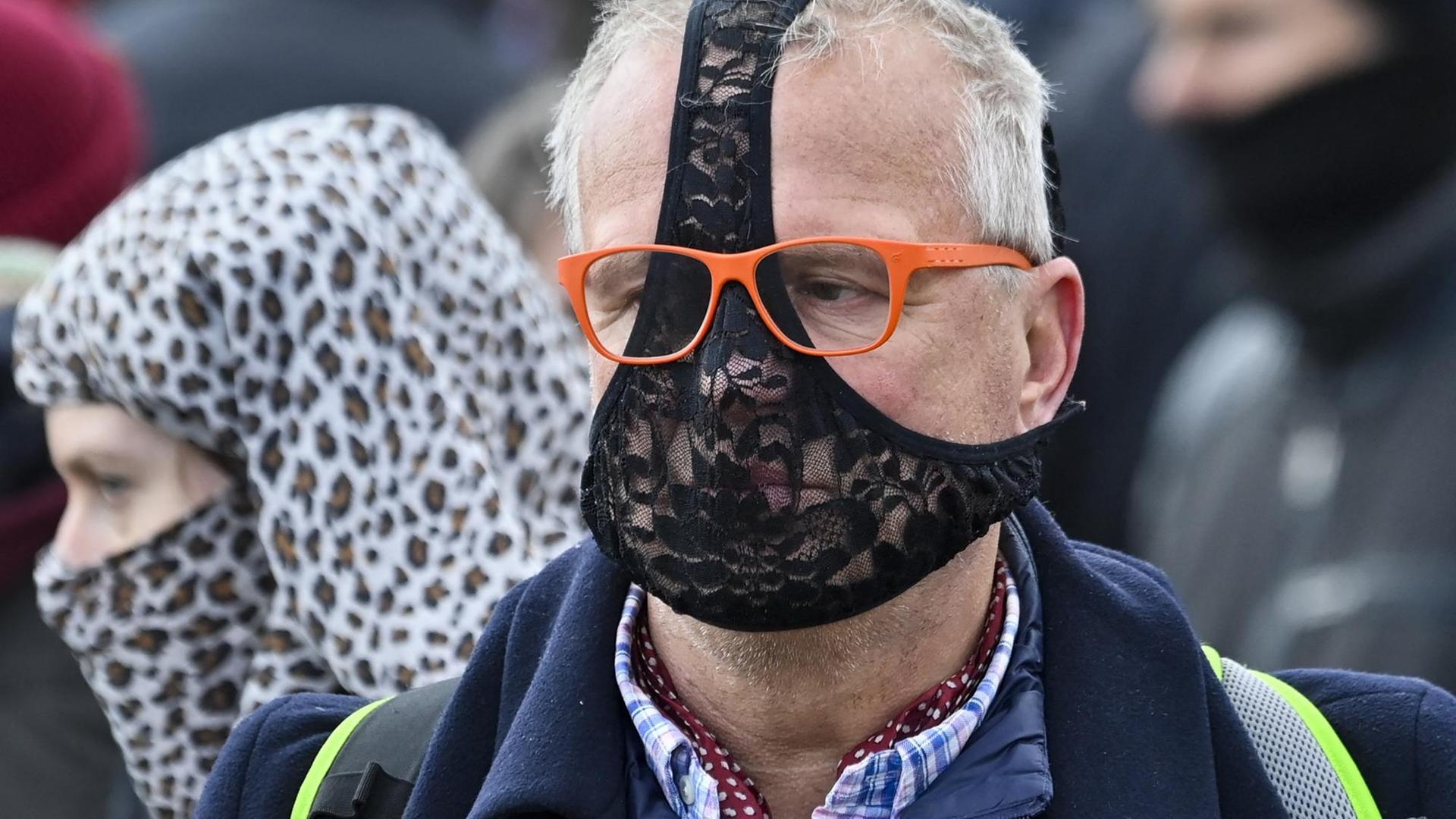 Ein Demonstrant auf einem 'Querdenker' Protest trägt eine Unterhose auf dem Gesicht statt einer medizinischen Maske. Berlin, 13. April 2021.