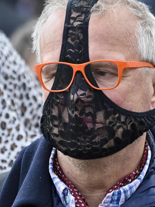 Ein Demonstrant auf einem 'Querdenker' Protest trägt eine Unterhose auf dem Gesicht statt einer medizinischen Maske. Berlin, 13. April 2021.