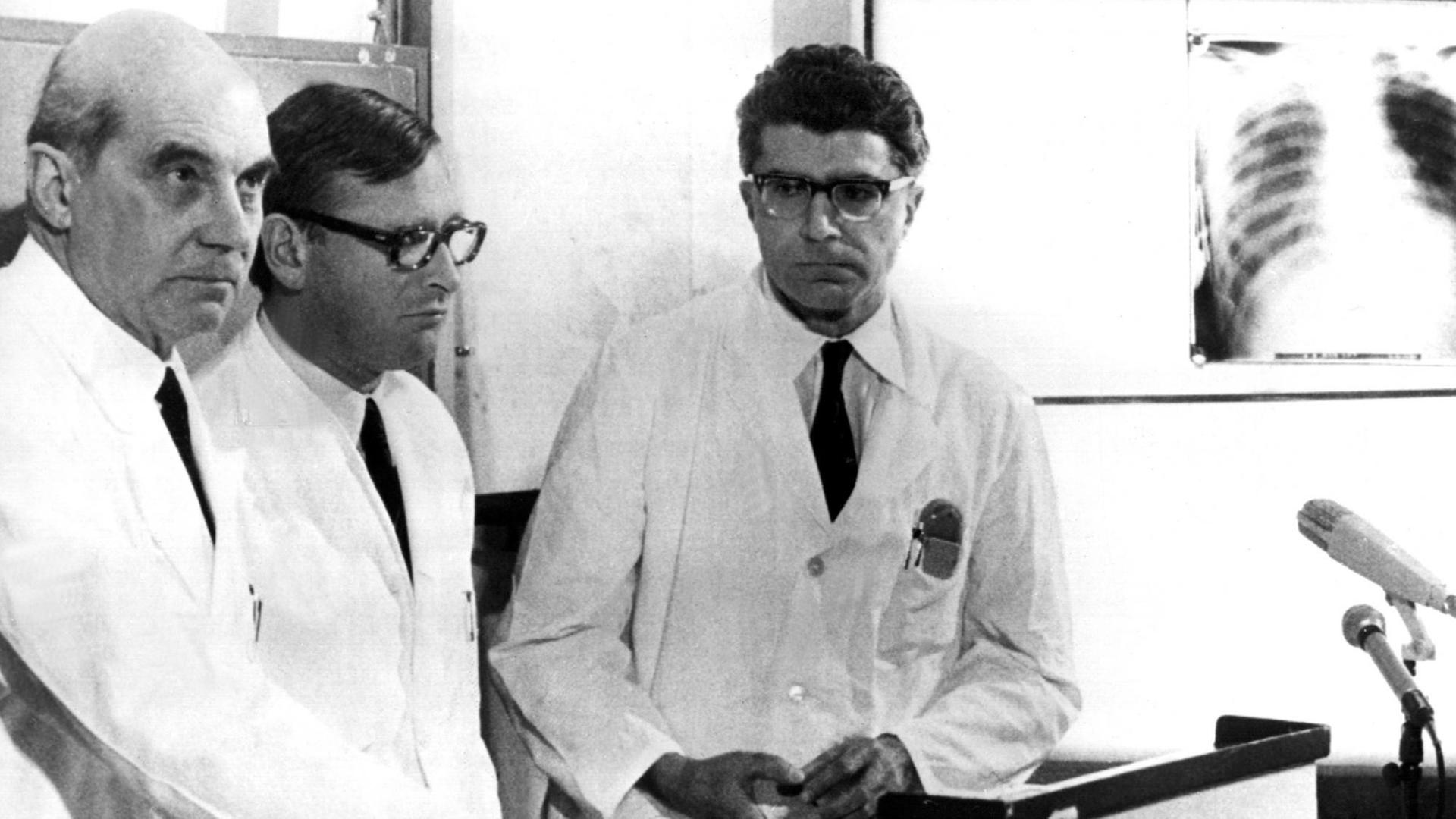 Die Münchner Chirurgen Professor Dr. Rudolf Zenker (l), Werner Rudolph (M) und Werner Klinner (r) bestätigen am 14. Februar 1969 vor Journalisten, daß am 13. Februar 1969 die erste Herztransplantation in der Bundesrepublik durchgeführt wurde. Die Münchner Chirurgen Professor Dr. Rudolf Zenker (l), Werner Rudolph (M) und Werner Klinner (r) bestätigen am 14. Februar 1969 vor Journalisten, daß am 13. Februar 1969 die erste Herztransplantation in der Bundesrepublik durchgeführt wurde.