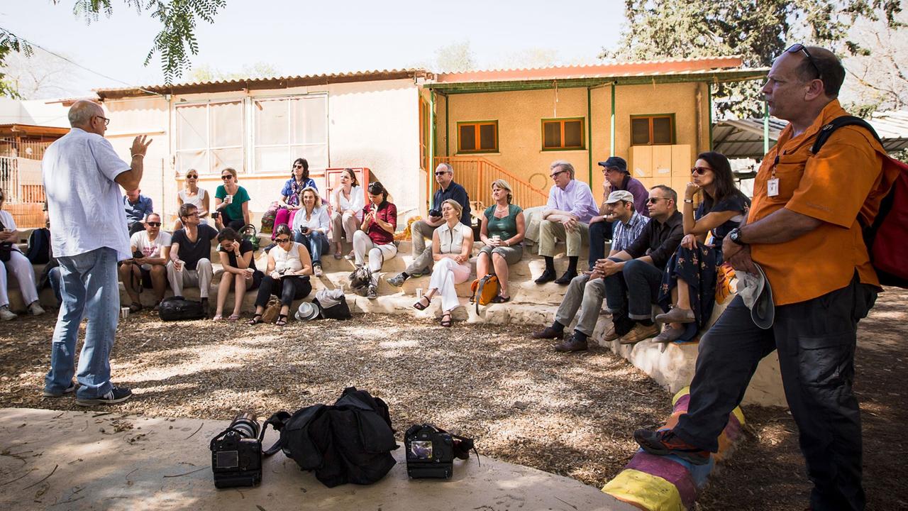 Eine Studienreisegruppe der Bundeszentrale für Politische Bildung bei einem Gespräch im Kibbuz Kfar Aza, unmittelbar an der Grenze zum Gaza-Streifen. Rechts im Bild: Ralph Lewinsohn, Kibbuznik in Kfar Aza. Eine Studienreisegruppe der Bundeszentrale für Politische Bildung bei einem Gespräch im Kibbuz Kfar Aza, unmittelbar an der Grenze zum Gaza-Streifen. Rechts im Bild: Ralph Lewinsohn, Kibbuznik in Kfar Aza.